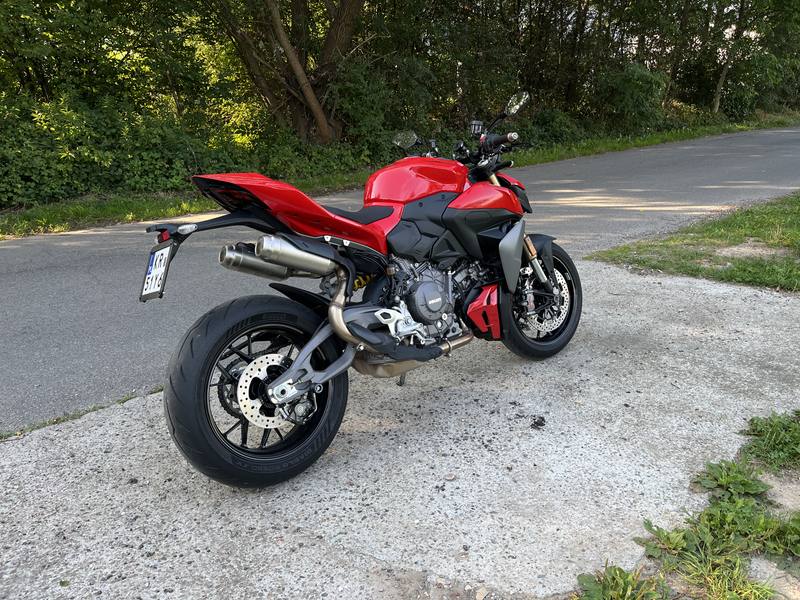 Ducati Streetfighter V2 — 4